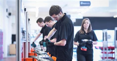 Tecnici per robot industriali, fonditori e operai industria tessile: le ...