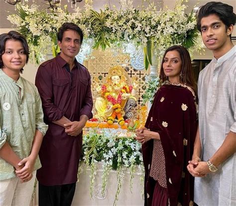ਸੋਨੂੰ ਸੂਦ ਨੇ ਆਪਣੇ ਪਰਿਵਾਰ ਨਾਲ ਬੱਪਾ ਨੂੰ ਦਿੱਤੀ ਵਿਦਾਈ, ਪਤਨੀ ਗਣੇਸ਼ ਜੀ ਦੇ ਕੰਨ ...