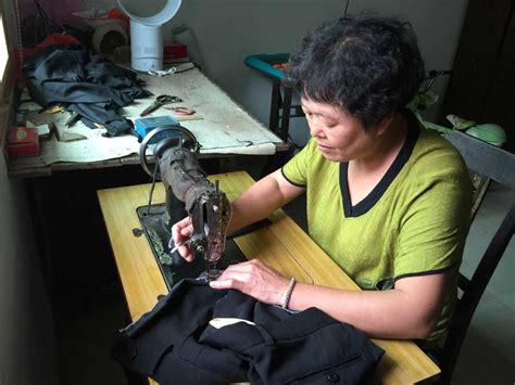 女裁缝在车间用缝纫机制作衣服摄影图__图片素材_其他_摄影图库_昵图网nipic.com