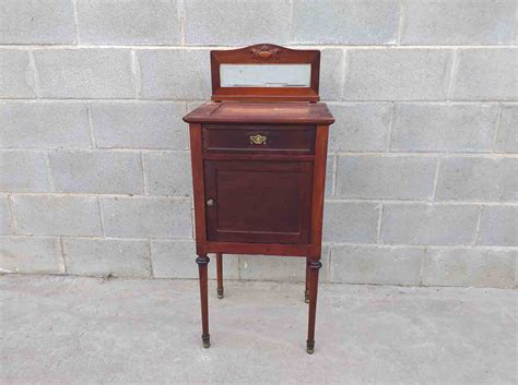 Mesilla de dormitorio antigua estilo modernista. Mesita de noche ...