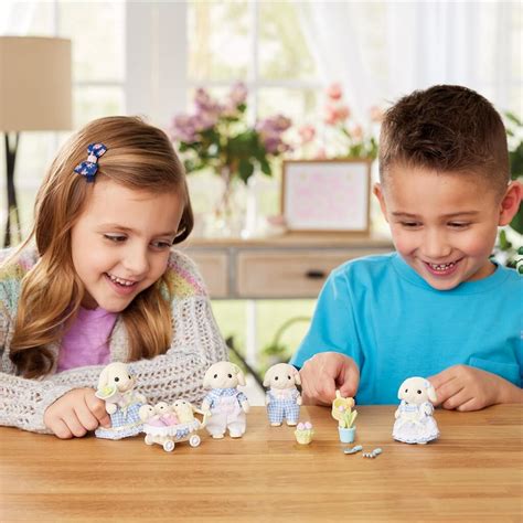FLORA RABBIT FAMILY CALICO CRITTERS - THE TOY STORE