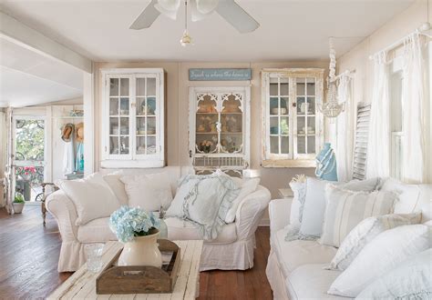 House Tour: A Romantic Beach Bungalow - Cottage style decora