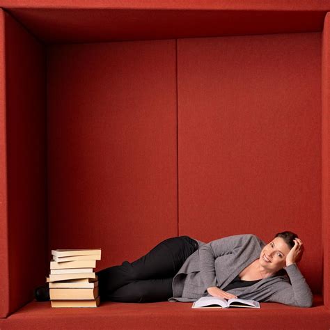 Julia Whelan is the voice of the summer: Meet the narrator of your ...