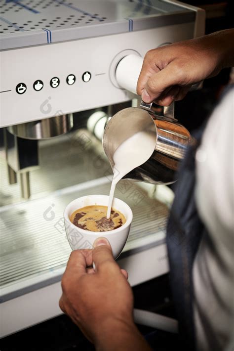 饮品店女性服务员端着咖啡高清图片下载-正版图片501752998-摄图网