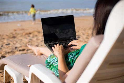 Beach Pictures with People Using Computer 的图像结果