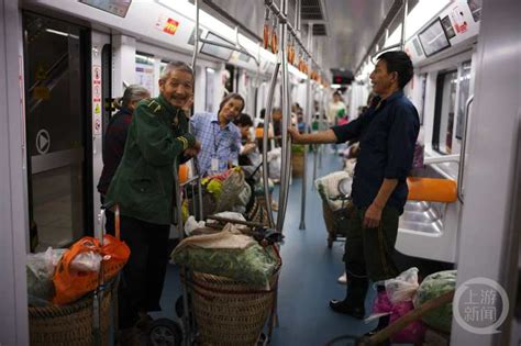 重庆“背篼专线”：跟着菜农搭乘第一班地铁去赶场-新华网重庆频道
