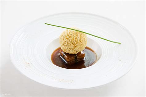 Golden Peony in Conrad Centennial Singapore - Klook India