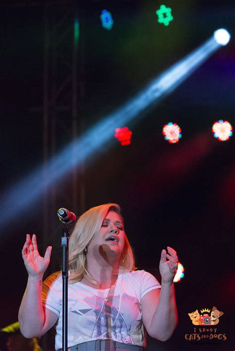 Kelly Clarkson Performs Live 的图像结果