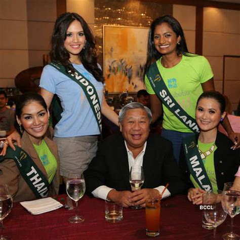 Miss Earth 2013 contestants enjoy a splendid dinner