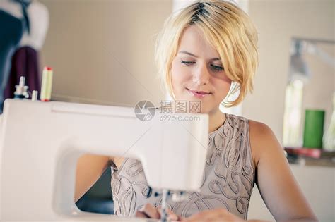 裁缝工作室轻的女裁缝缝纫机上工作高清图片下载-正版图片300274449-摄图网