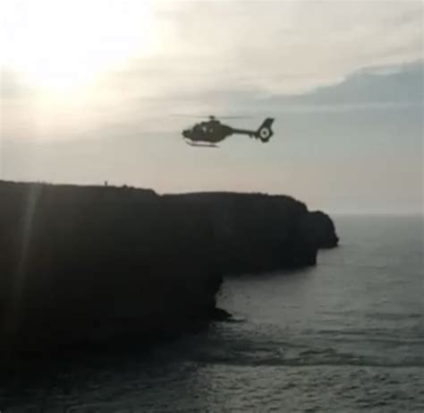 Un hombre se tira al mar en los acantilados de Cuerres (Ribadesella) y ...