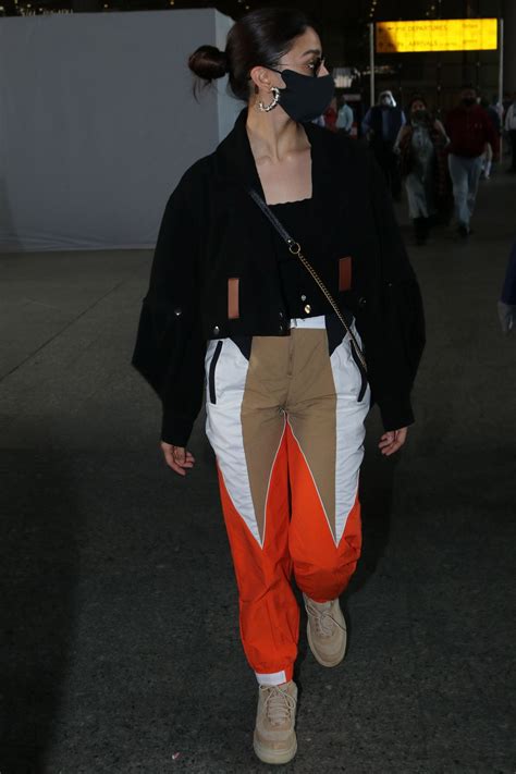 Alia Bhatt aced yet another airport look in a cropped jacket and colour ...