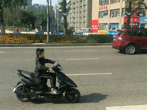 小男孩骑电动车上路 淡定穿梭车流中|电动车|电动自行车|重庆_新浪新闻