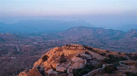 ಚಾರಣಿಗರ ನೆಚ್ಚಿನ ತಾಣ ಚಿಕ್ಕಬಳ್ಳಾಪುರದ ಗುಡಿಬಂಡೆ; ಈ ಐತಿಹ್ಯ ಸ್ಥಳದ ಉಳಿವಿಗೆ ...