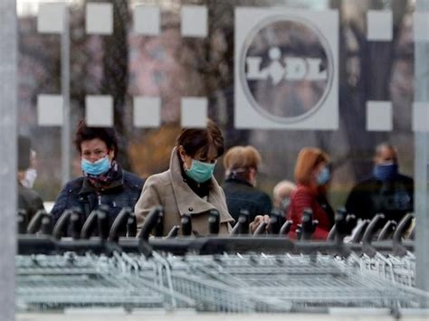 Usage of masks "flattened" growth of coronavirus cases in Czech Republic