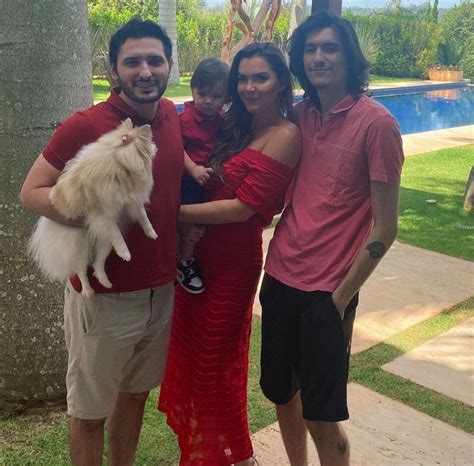 Longe da TV, Karina Perez, a Andrea de 'Mulheres de areia', hoje é empresária e avó