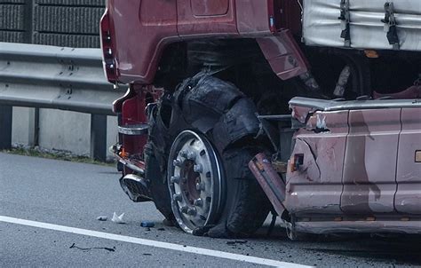 Lkw verliert gesamte Ladung auf Autobahn - UnserTirol24