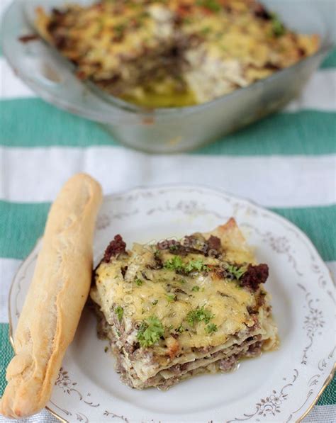 The ground beef in Alex's lasagne with pesto and white  