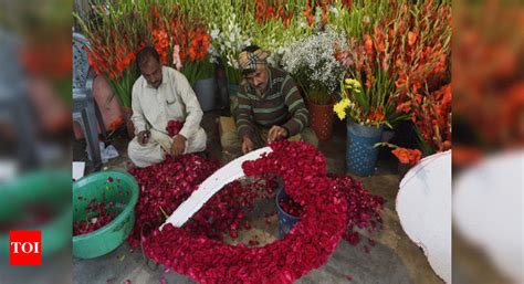 Pamphlet campaign against Valentine Day | Hubballi News - Times of India