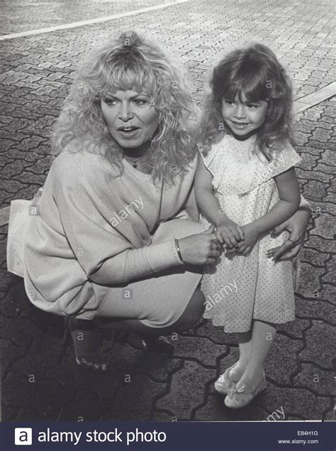 Sally Struthers Daughter Samantha Struthers Stock Photos & Sally ...