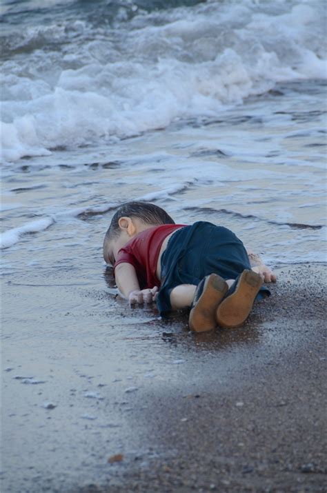 那个拍下叙利亚3岁遇难男童照片的摄影师，现在在想什么？|界面新闻 · 歪楼