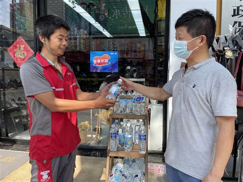一瓶水传递爱 扬州广陵爱心老板设“共享水站”_江苏文明网