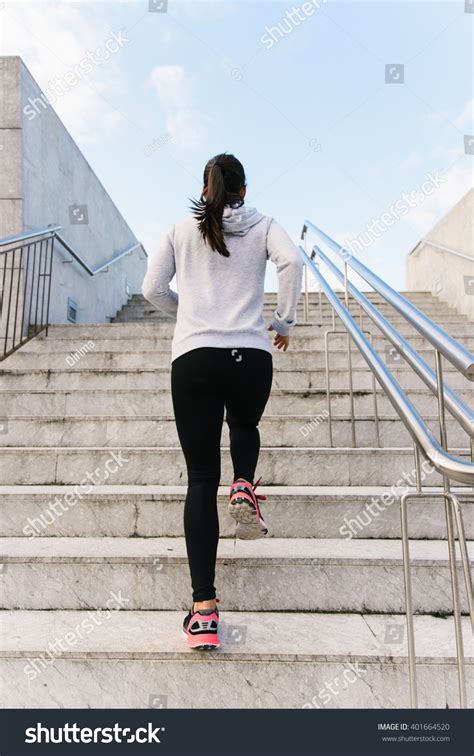 Woman Running Back View 的图像结果