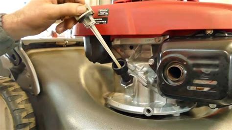 Manutenzione tagliaerba: cambio olio e messa in funzione  