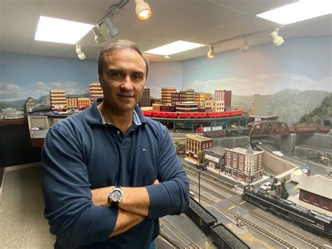 Model Train Layout Near Ceiling 的图像结果