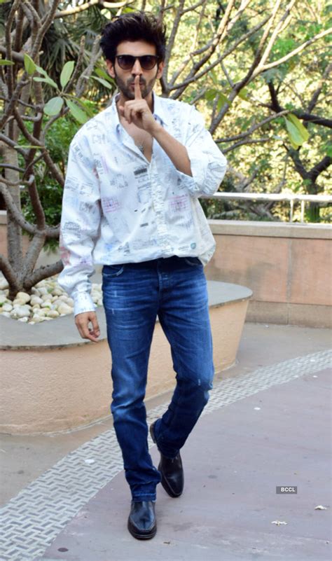 Kriti Sanon poses for the photogs as she promotes her Bollywood film ...