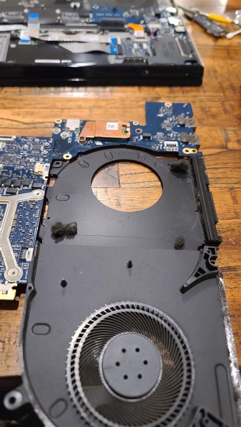 Alienware R17 M3 Replacing the Fan 的图像结果