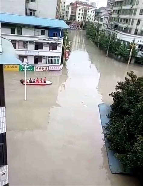 洪水来袭！重庆合川太和镇市民划船出行，已撤离6163人-上游新闻 汇聚向上的力量