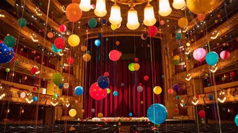 El Liceu regresa a la infancia llenando el teatro de globos de colores
