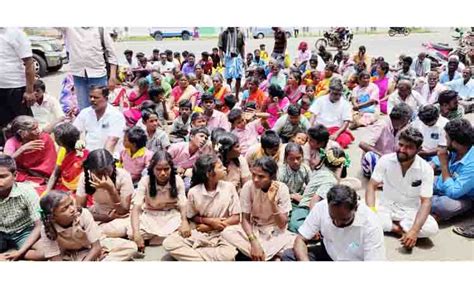 Public blockade of Collector's office with students-road blockade ...