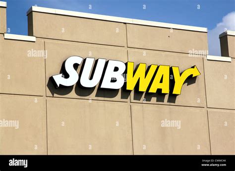 Subway Restaurant Sign 的图像结果