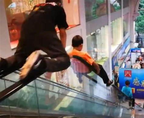 熊孩子把商场扶梯当滑梯 家长边录像边夸：真厉害|滑梯|熊孩子|录像_新浪新闻