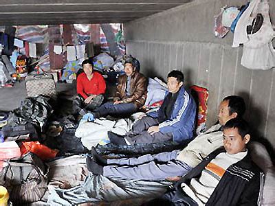 有热水有休息区，外地务工者到上海火车站的首夜是这样度过的_围观_澎湃新闻-The Paper
