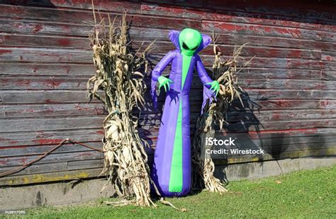 Alien Halloween Decoration 的图像结果