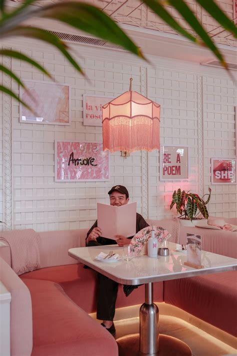 จุดแลนด์มาร์ก Hangout space ฟีลบีชบาร์ Mami Rose ร้านอาหารกึ่งบาร์ ที่เราพาทุกคนแวะมาชิลที่ EM ...