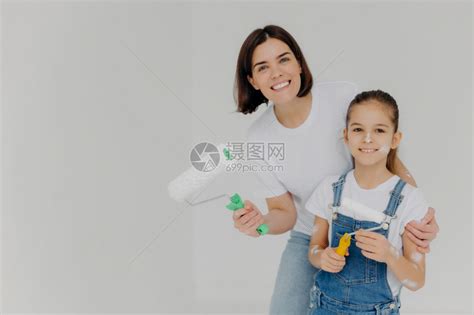母亲和女儿一起给新房子刷油漆高清图片下载-正版图片303734692-摄图网