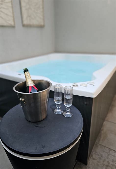 Romantic Jacuzzi + Fireplace Retreat - Guesthouses for Rent in ...