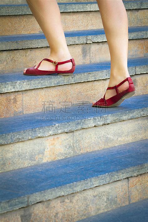 楼梯,高处,平坦的,女商人,单层台阶,台阶,平跟鞋,鞋子,一致,四肢图片素材下载-稿定素材