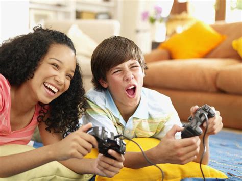 在家玩电子游戏的年轻女孩 库存图片. 图片 包括有 生活方式, 放松, 友谊, 愉快, 控制杆, 青春期 - 170550705