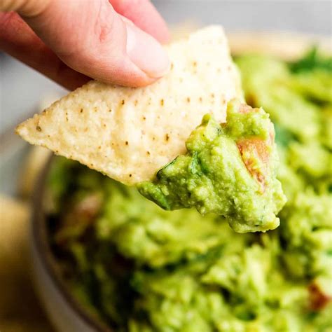 Easy Guacamole Recipe (5 Minutes) - JoyFoodSunshine