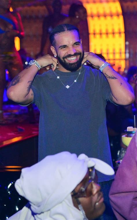 Drake hangs at Italian joint after concert with 20 ladies