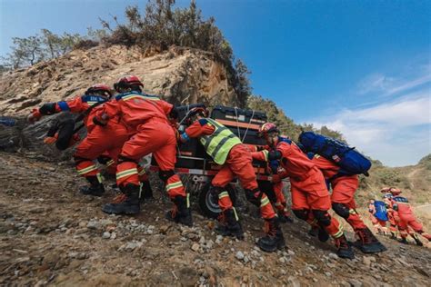 泸定地震发生后，乐山多支抢险救援队伍奋战在地震灾区__财经头条