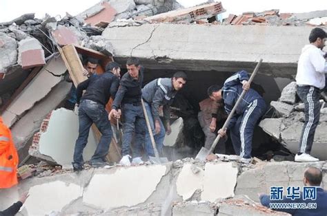 土耳其东部7.2级地震已致138人死亡366人被埋 - 新闻 - 国际在线