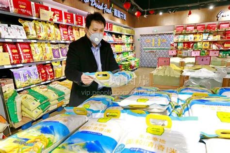 四川遂宁：超市物丰价稳 市民轻松购物-人民图片网