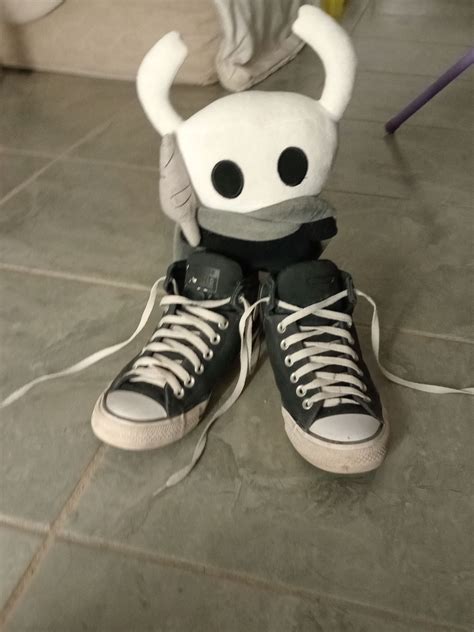 hollow knight con tenis en 2025 | Adexe y nau fotos, Gato musica, Imagenes para memes
