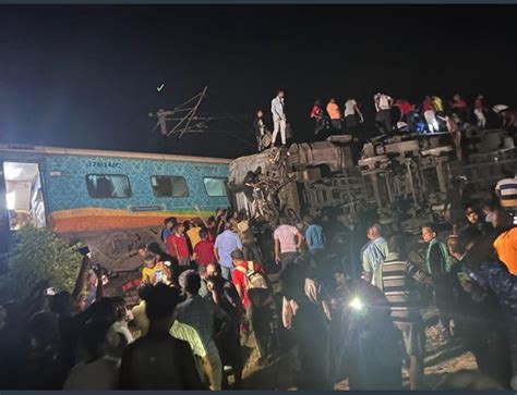 印度列车脱轨相撞事故致近300死900伤_手机新浪网